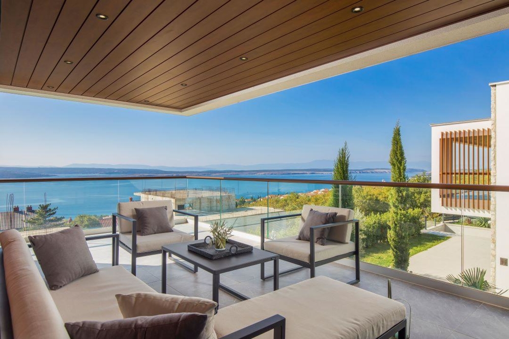 Kupte si luxusní novostavbu vily v moderním architektonickém stylu v Crikvenici v Chorvatsku.