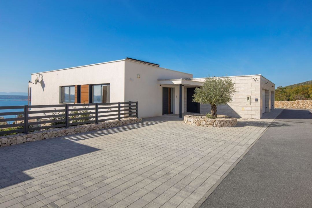 Parkoviště vily H3450 v Crikvenici, Kvarnerský záliv v Chorvatsku.