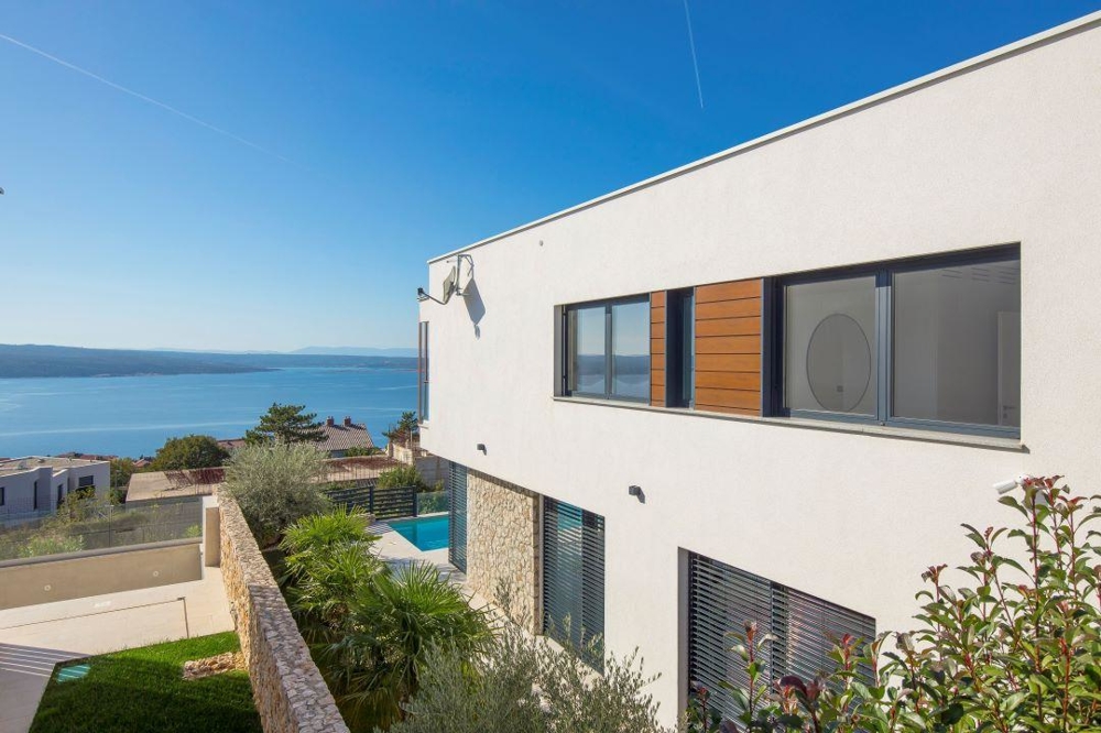 Boční výhled na vilu a moře.