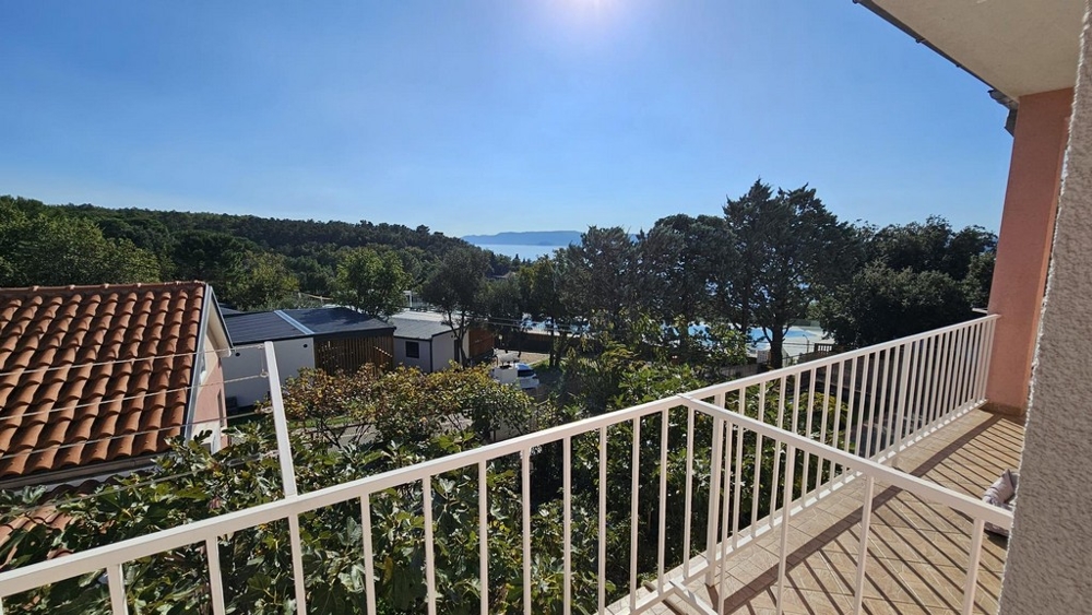 Výhled na moře z horního patra nemovitosti H3452 v Chorvatsku.