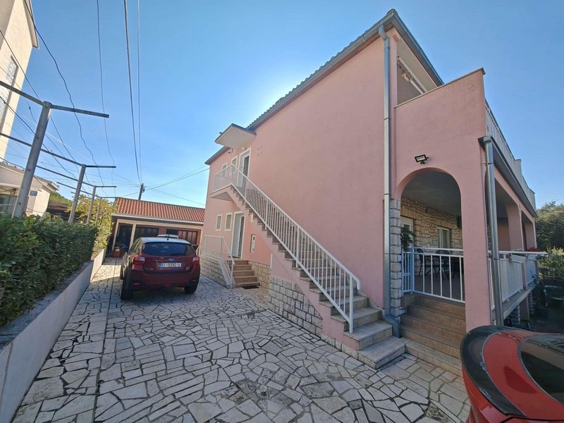 Parkoviště a vstupní prostor bytových jednotek.