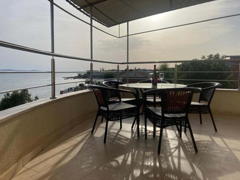 Výhled na moře z terasy nemovitosti H3453 přímo u moře v Chorvatsku.