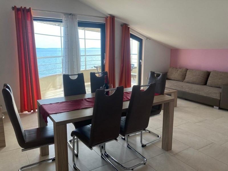 Podkroví a výhled na moře.