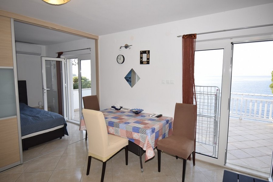 Výhled na terasu a na moře.