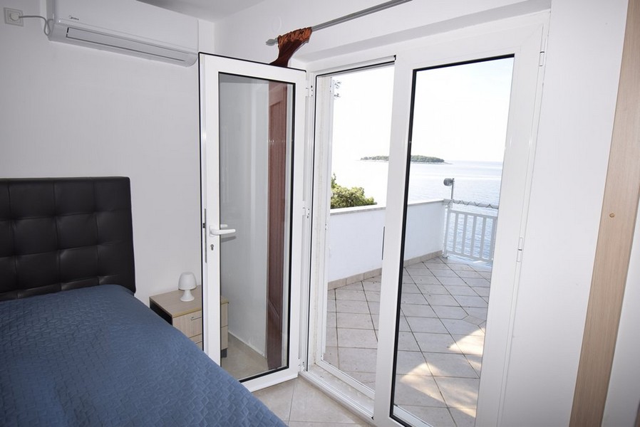 Ložnice a výhled na terasu.