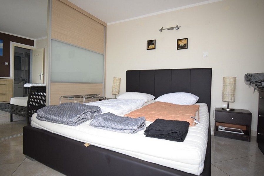 Ložnice s pohodlnou manželskou postelí.