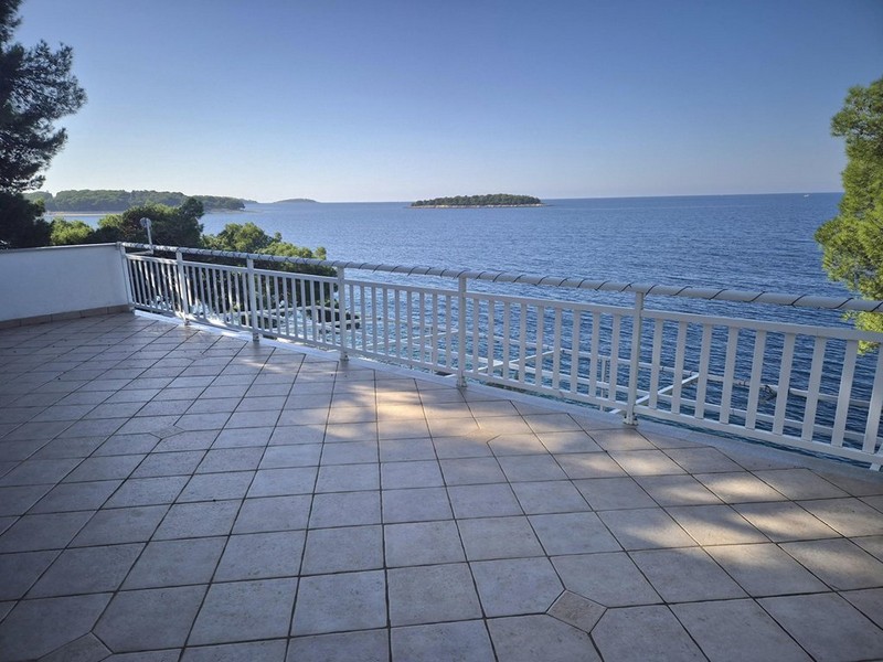 Terasa objektu H3454 přímo u moře v Primoštenu, Dalmácie - Panorama Scouting.