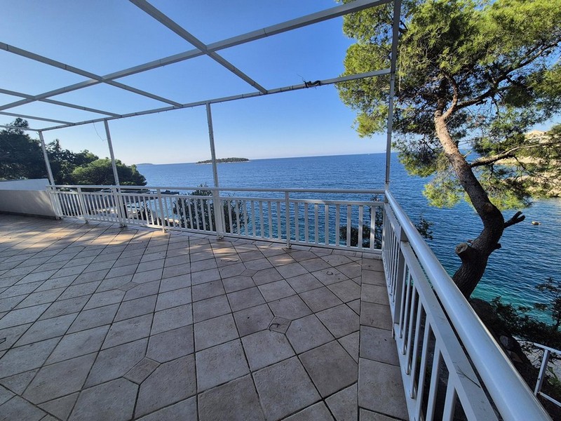 Terasa domu H3454, který je na prodej v Chorvatsku.