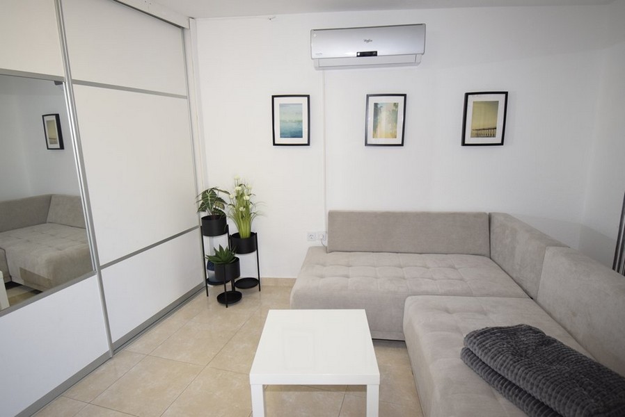 Obývací část a výhled na moderní klimatizaci.