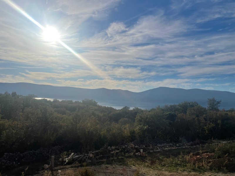 Výhled na moře nemovitosti H3459 na ostrově Krk v severním Chorvatsku.