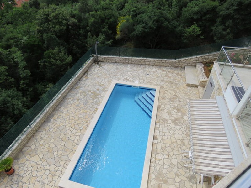 Pohled z balkonu na bazén nemovitosti H3464, Chorvatsko.