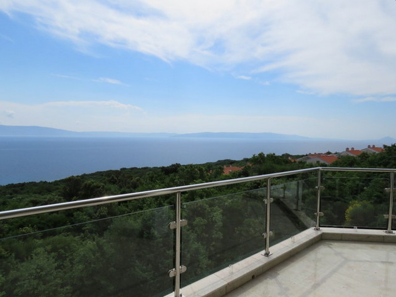Výhled na moře z horní terasy.