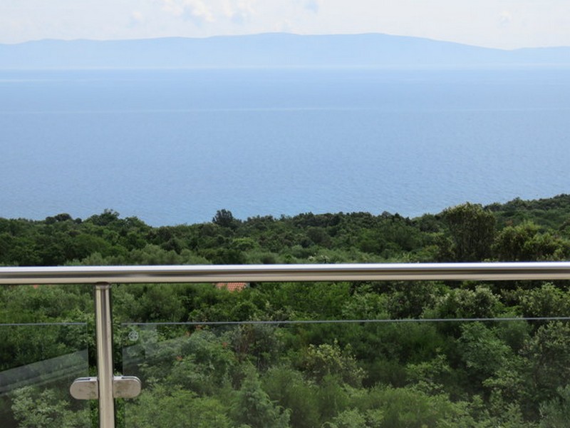 Panoramatický výhled na moře a středomořskou krajinu.