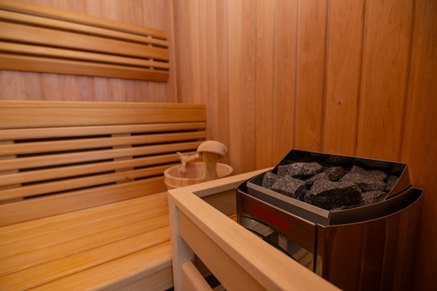 Sauna s dřevěným obložením a kamenným krbem
