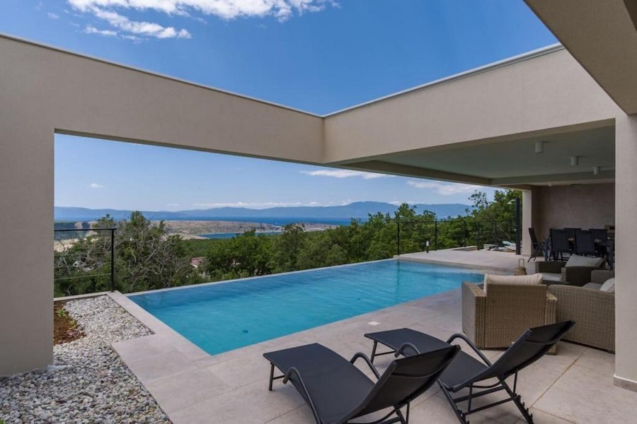 Výhled na bazén a moře.