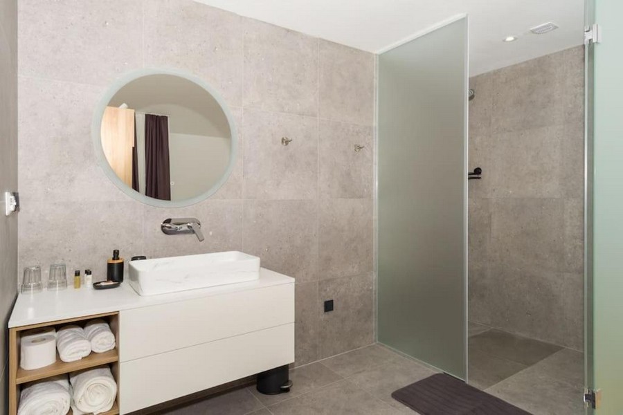 Moderní koupelna se sprchovým koutem.