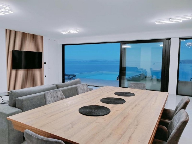 Jídelna s velkým stolem a výhledem na moře