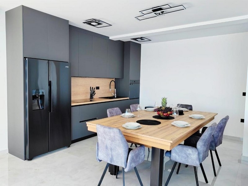 Moderní kuchyně s jídelním koutem