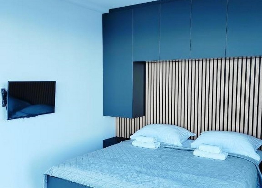 Ložnice s moderním dřevěným obložením