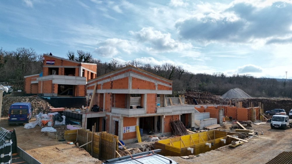 Moderní vila v hrubé stavbě.