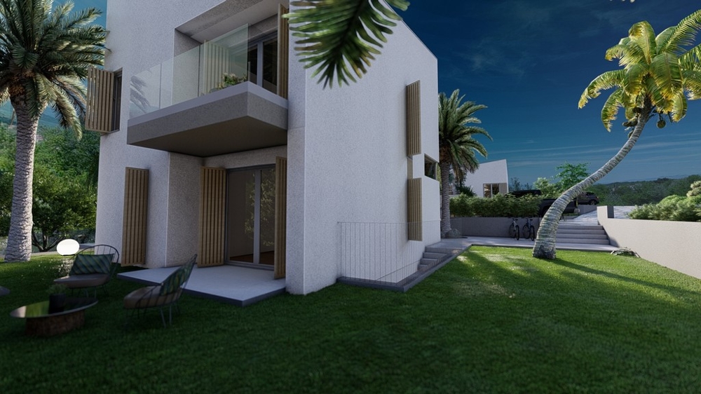 Zahradní strana vily s balkonem a palmami