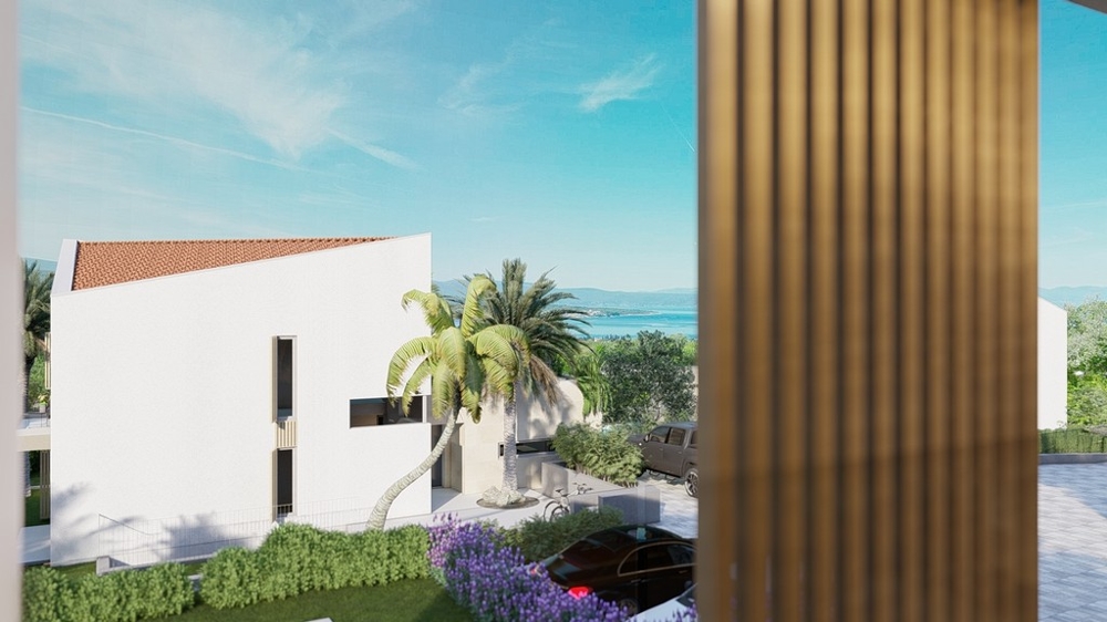 Výhled na moře oknem s dřevěnými žaluziemi