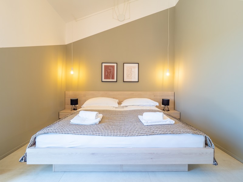 Světlá ložnice s moderním designem