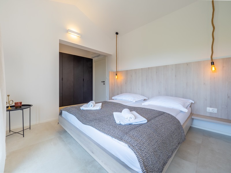 Ložnice s minimalistickým nábytkem