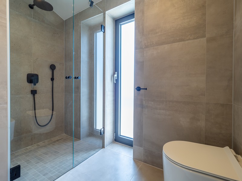 Koupelna s velkým proskleným sprchovým koutem