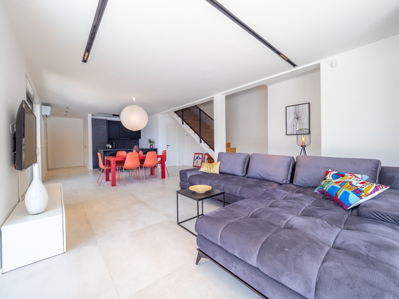 Světlý obývací pokoj s moderním nábytkem