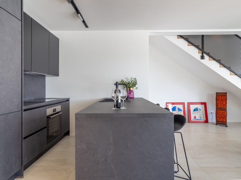 Moderní kuchyně s ostrůvkem na vaření a jídelním koutem