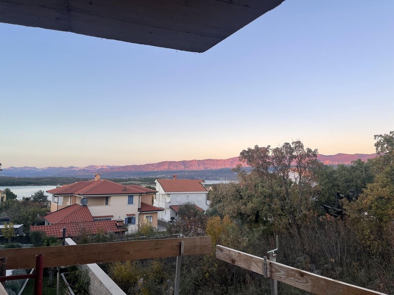 Z horní terasy lastury je výhled na moře.