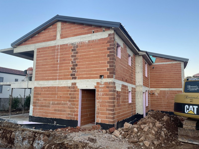 Boční pohled na skořepinovou budovu v Chorvatsku na Krku.