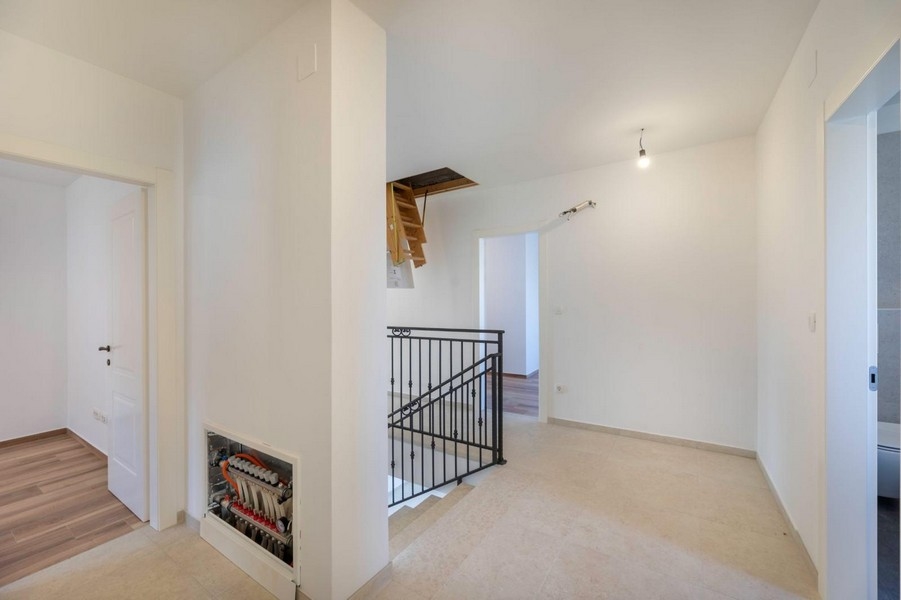 Hala v horním patře se vstupem do dalších místností