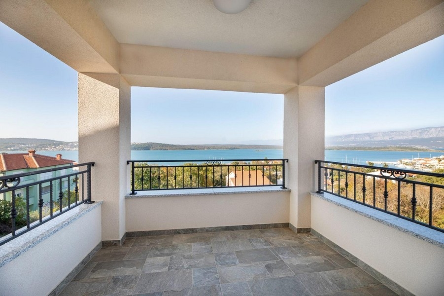 Krytá terasa s výhledem na moře