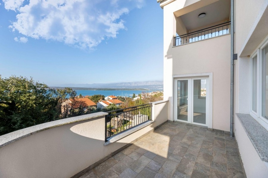 Boční terasa s výhledem na moře