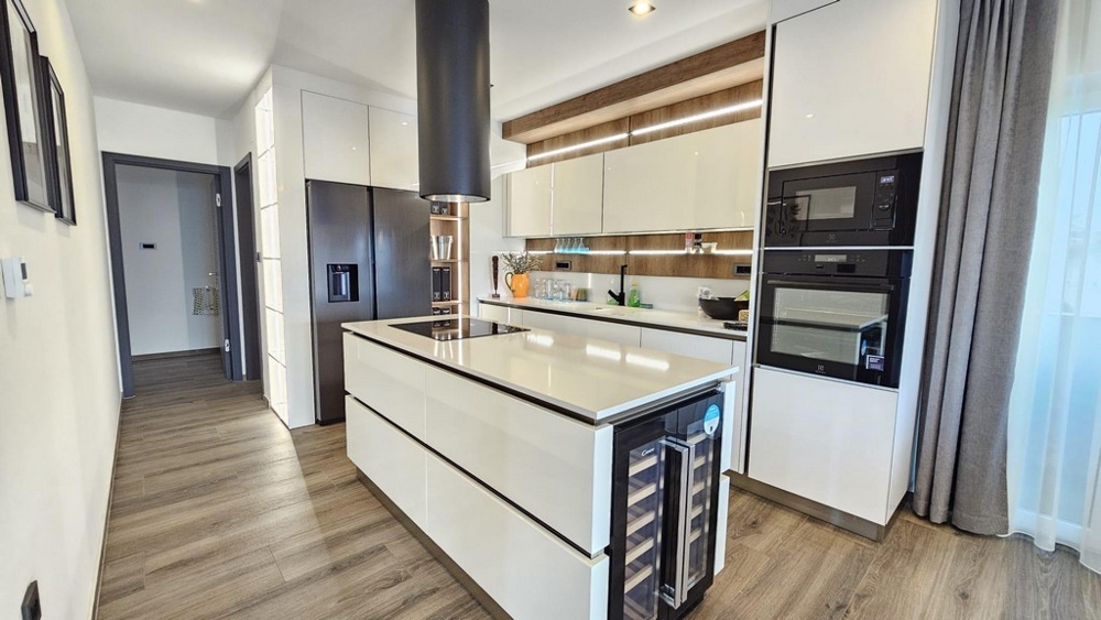 Stylová kuchyně s moderním vybavením a kuchyňským ostrůvkem