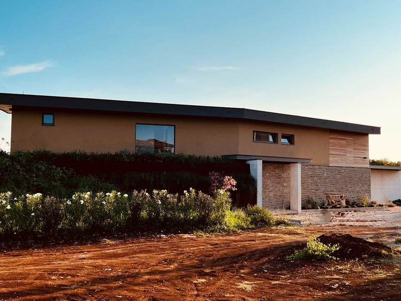 Zahrada a zadní část luxusní nemovitosti H3485 v Chorvatsku.