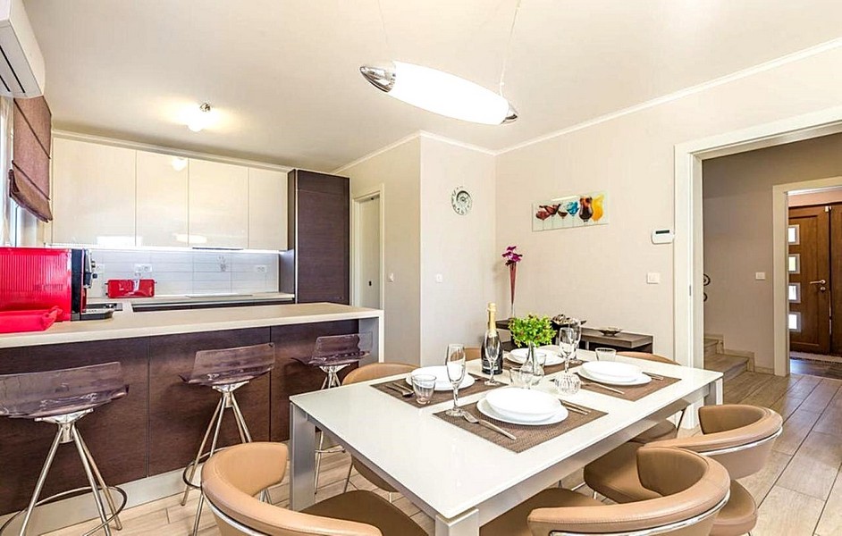 Otevřená kuchyně s jídelním koutem a stylovým nábytkem