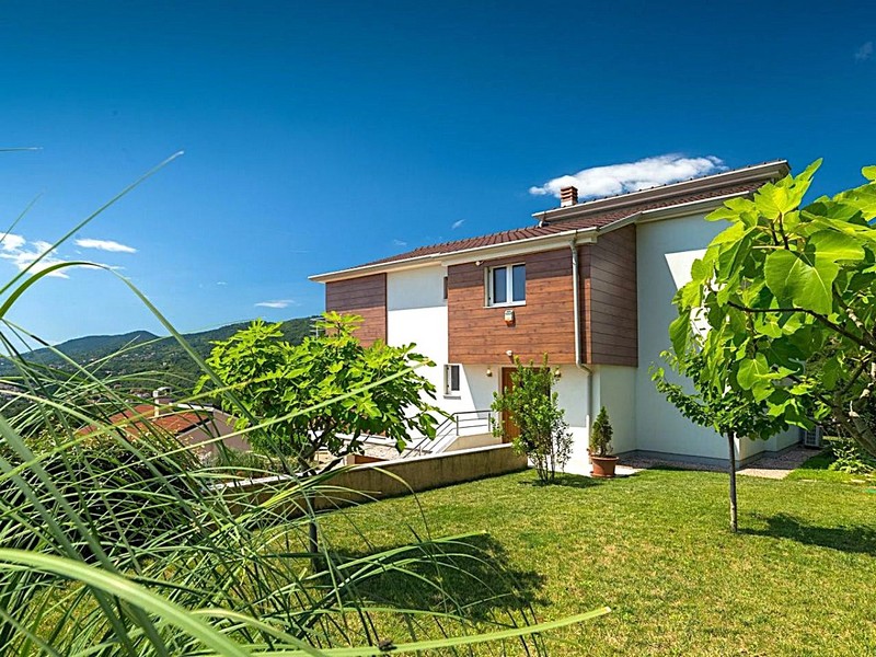 Zelená venkovní plocha vily H3486 na prodej v Chorvatsku - Panorama Scouting.