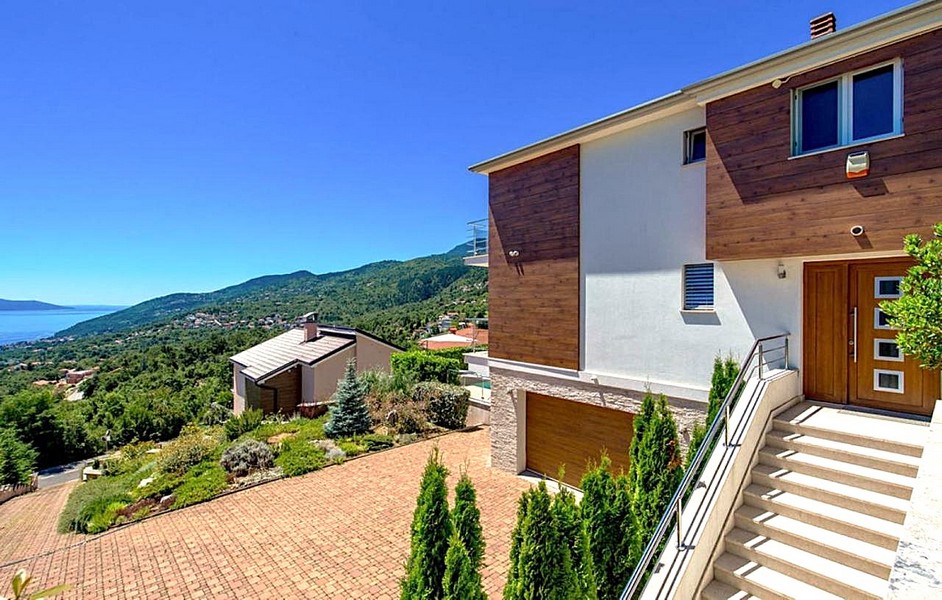 Moderní vila s výhledem na moře a garáží v Ičići