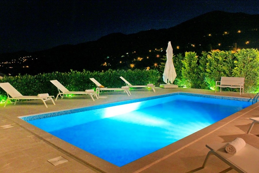 Bazén v noci s osvětlením a výhledem