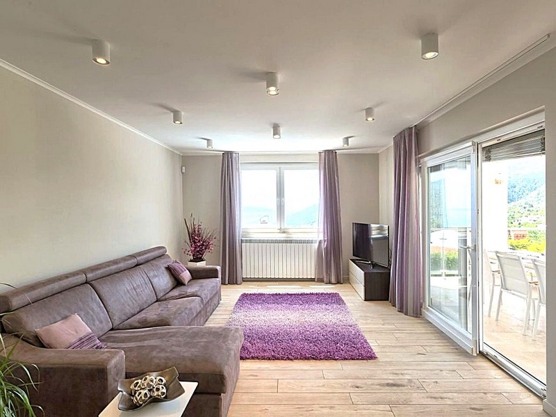 Elegantní obývací pokoj se vstupem na terasu