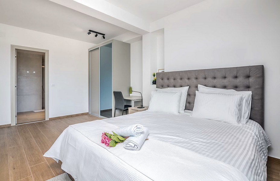 Světlá ložnice s postelí