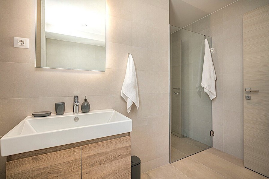 Moderní koupelna se sprchovým koutem