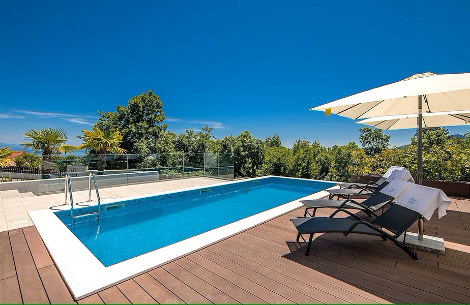 Bazén se slunečníky