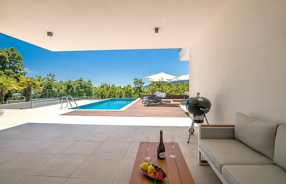 Terasa s výhledem na bazén