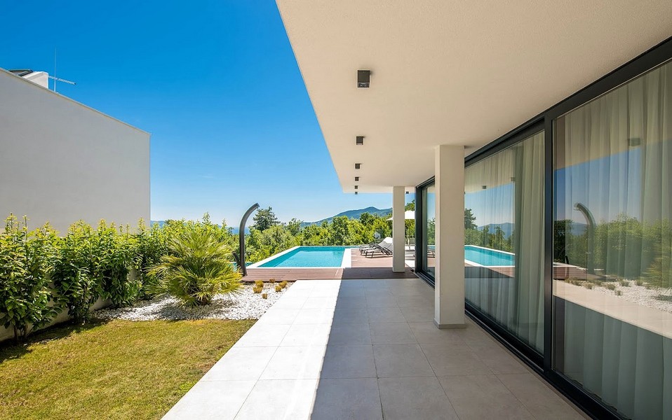 Moderní venkovní areál s bazénem