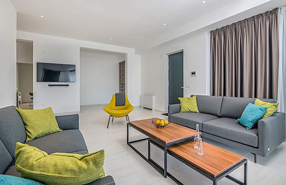 Obývací pokoj s šedým nábytkem