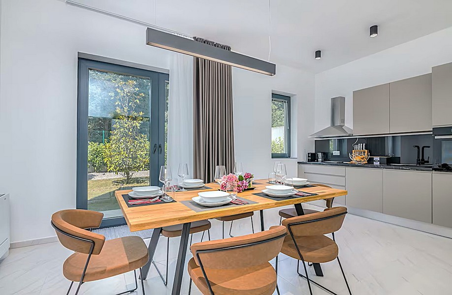 Moderní jídelní kout a kuchyně